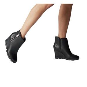 Sorel Joan of Arctic Black Leather Round Toe Mid Wedge Side Zip Ankle Boots 6